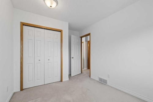 88 Scenic Gardens Nw, Calgary, AB - Indoor Photo Showing Other Room