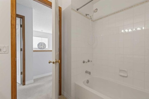 88 Scenic Gardens Nw, Calgary, AB - Indoor Photo Showing Bathroom