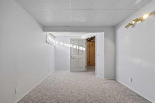 88 Scenic Gardens Nw, Calgary, AB - Indoor Photo Showing Other Room