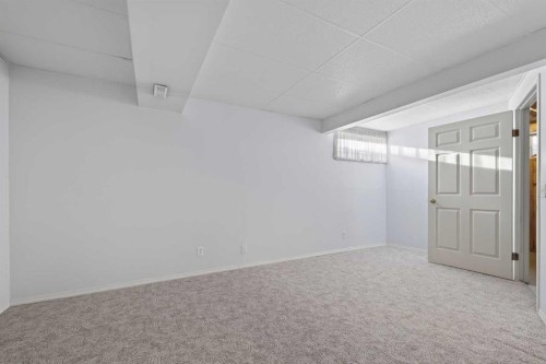 88 Scenic Gardens Nw, Calgary, AB - Indoor Photo Showing Other Room