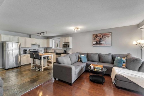 201-215 17 Avenue Ne, Calgary, AB - Indoor Photo Showing Living Room