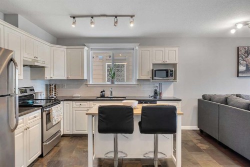 201-215 17 Avenue Ne, Calgary, AB - Indoor Photo Showing Kitchen