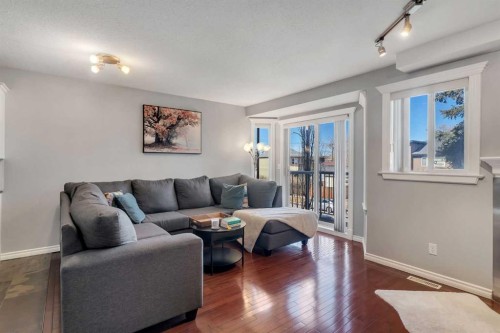201-215 17 Avenue Ne, Calgary, AB - Indoor Photo Showing Living Room