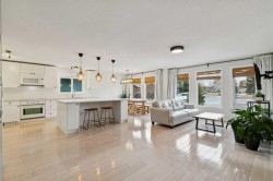 44 Shawcliffe Bay SW Calgary, AB T2Y 1H1