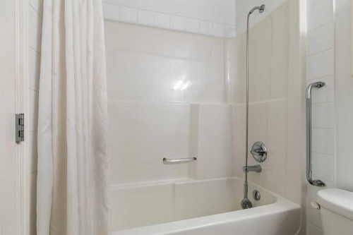 304-2022 Canyon Meadows Drive Se, Calgary, AB - Indoor Photo Showing Bathroom