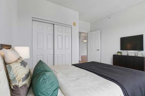 304-2022 Canyon Meadows Drive Se, Calgary, AB - Indoor Photo Showing Bedroom