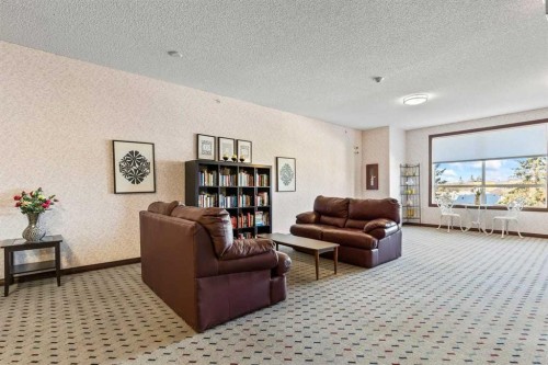 304-2022 Canyon Meadows Drive Se, Calgary, AB - Indoor Photo Showing Living Room
