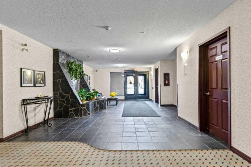 304-2022 Canyon Meadows Drive Se, Calgary, AB - Indoor Photo Showing Other Room