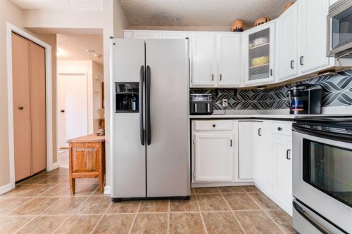 320 Midpark Gardens Se, Calgary, AB - Indoor Photo Showing Kitchen