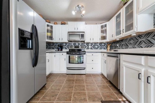 320 Midpark Gardens Se, Calgary, AB - Indoor Photo Showing Kitchen