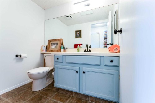 320 Midpark Gardens Se, Calgary, AB - Indoor Photo Showing Bathroom