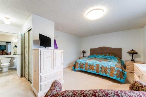 320 Midpark Gardens Se, Calgary, AB - Indoor Photo Showing Bedroom