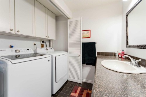 320 Midpark Gardens Se, Calgary, AB - Indoor Photo Showing Laundry Room