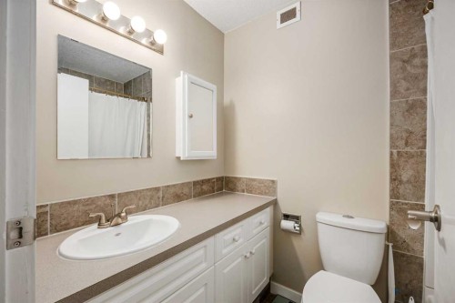 75D-231 Heritage Drive Se, Calgary, AB - Indoor Photo Showing Bathroom