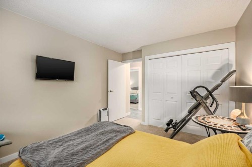 75D-231 Heritage Drive Se, Calgary, AB - Indoor Photo Showing Bedroom