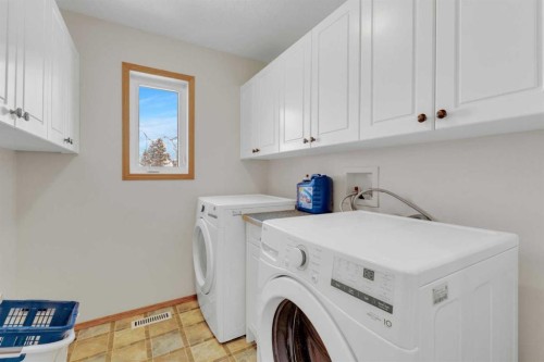 10 Park Lane, Olds, AB - Indoor Photo Showing Laundry Room