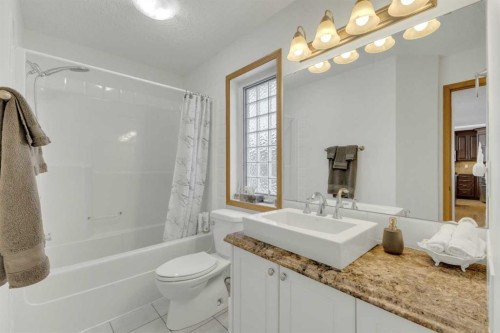 10 Park Lane, Olds, AB - Indoor Photo Showing Bathroom