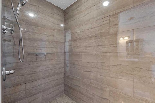 10 Park Lane, Olds, AB - Indoor Photo Showing Bathroom