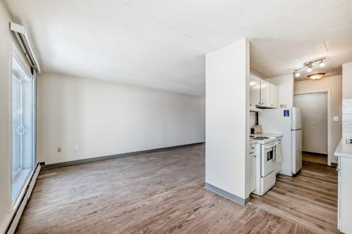 402-319 2 Avenue, Strathmore, AB - Indoor Photo Showing Kitchen