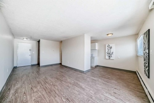 402-319 2 Avenue, Strathmore, AB - Indoor Photo Showing Other Room