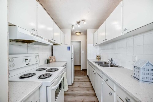402-319 2 Avenue, Strathmore, AB - Indoor Photo Showing Kitchen With Double Sink
