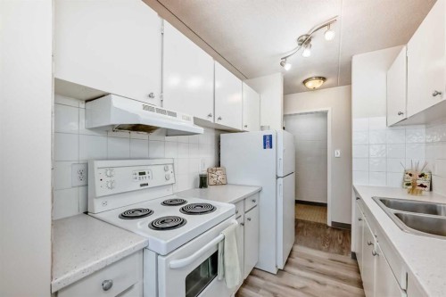 402-319 2 Avenue, Strathmore, AB - Indoor Photo Showing Kitchen With Double Sink
