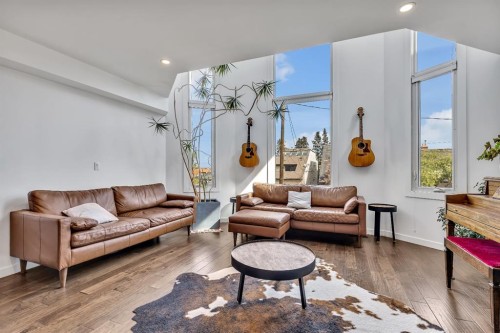2033 21 Avenue Sw, Calgary, AB - Indoor Photo Showing Living Room