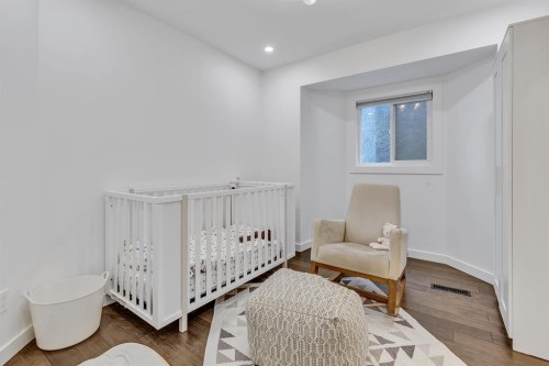 2033 21 Avenue Sw, Calgary, AB - Indoor Photo Showing Bedroom
