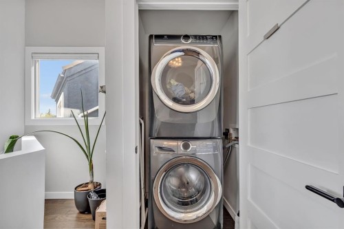 2033 21 Avenue Sw, Calgary, AB - Indoor Photo Showing Laundry Room