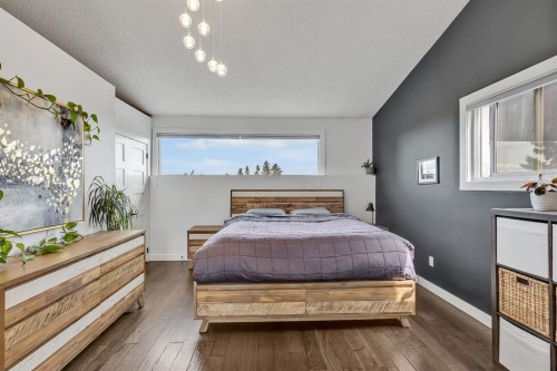 2033 21 Avenue Sw, Calgary, AB - Indoor Photo Showing Bedroom