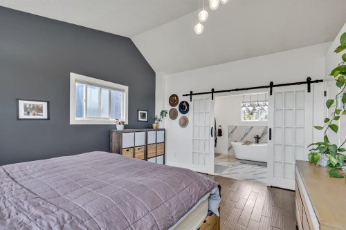 2033 21 Avenue Sw, Calgary, AB - Indoor Photo Showing Bedroom