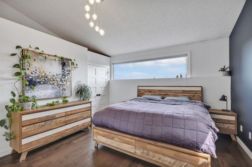2033 21 Avenue Sw, Calgary, AB - Indoor Photo Showing Bedroom