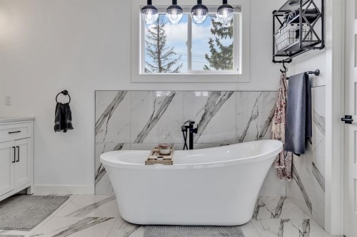 2033 21 Avenue Sw, Calgary, AB - Indoor Photo Showing Bathroom