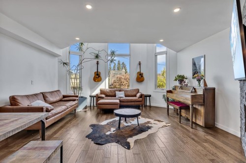 2033 21 Avenue Sw, Calgary, AB - Indoor Photo Showing Living Room