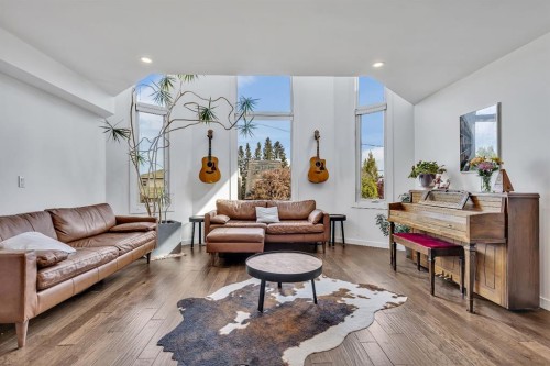 2033 21 Avenue Sw, Calgary, AB - Indoor Photo Showing Living Room