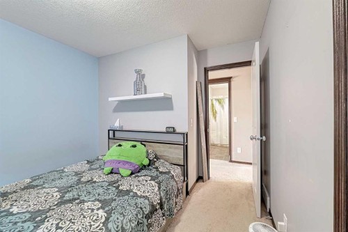 133 Evanspark Circle Nw, Calgary, AB - Indoor Photo Showing Bedroom