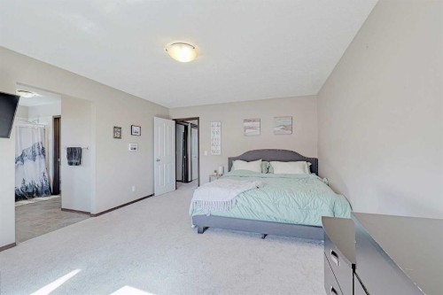 133 Evanspark Circle Nw, Calgary, AB - Indoor Photo Showing Bedroom
