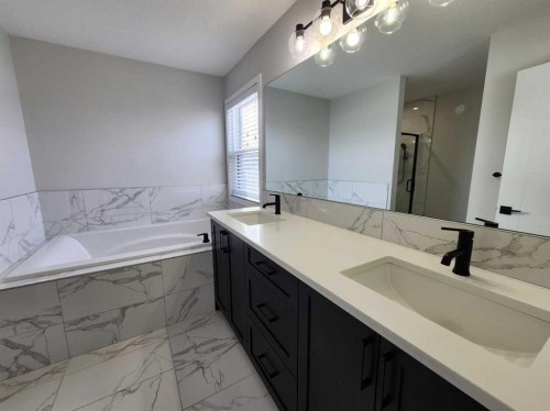 365 Edith Road Nw, Calgary, AB - Indoor Photo Showing Bathroom