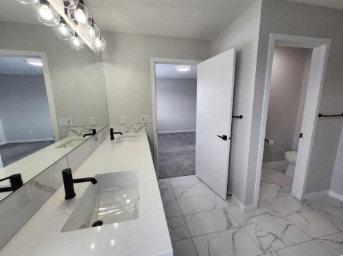 365 Edith Road Nw, Calgary, AB - Indoor Photo Showing Bathroom