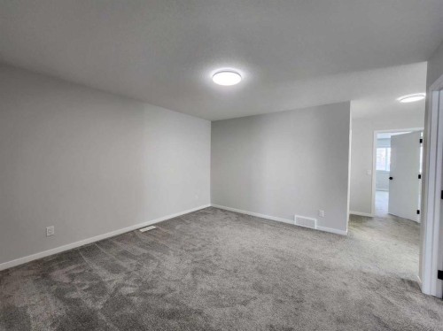365 Edith Road Nw, Calgary, AB - Indoor Photo Showing Other Room