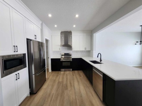 365 Edith Road Nw, Calgary, AB - Indoor Photo Showing Kitchen With Stainless Steel Kitchen With Upgraded Kitchen