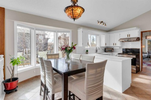 111 Edforth Place Nw, Calgary, AB - Indoor Photo Showing Dining Room