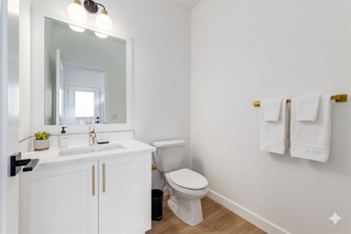 2520 21 Avenue Sw, Calgary, AB - Indoor Photo Showing Bathroom