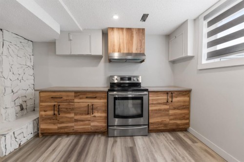 259 Manora Crescent Ne, Calgary, AB - Indoor Photo Showing Kitchen