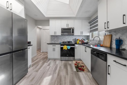 259 Manora Crescent Ne, Calgary, AB - Indoor Photo Showing Kitchen With Upgraded Kitchen