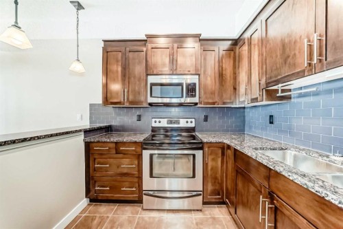 206-1005B Westmount Drive, Strathmore, AB - Indoor Photo Showing Kitchen With Stainless Steel Kitchen