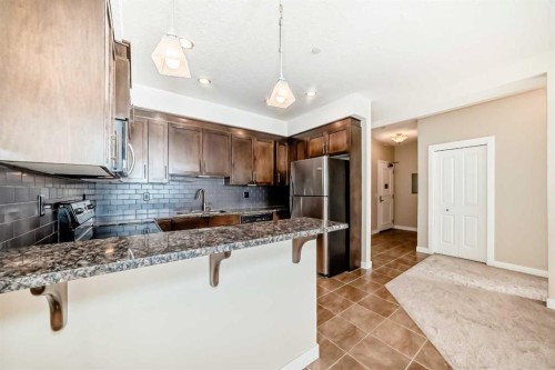 206-1005B Westmount Drive, Strathmore, AB - Indoor Photo Showing Kitchen With Upgraded Kitchen