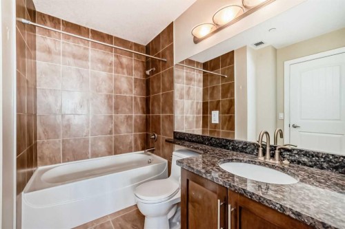 206-1005B Westmount Drive, Strathmore, AB - Indoor Photo Showing Bathroom