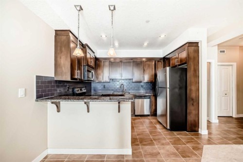 206-1005B Westmount Drive, Strathmore, AB - Indoor Photo Showing Kitchen With Upgraded Kitchen