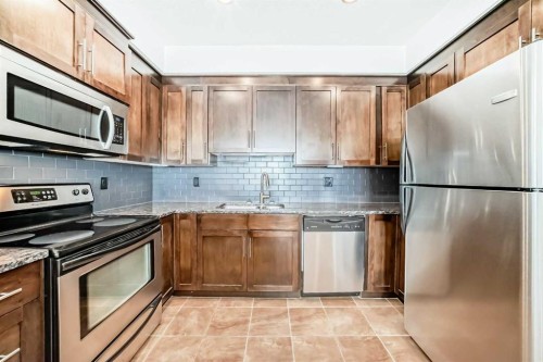 206-1005B Westmount Drive, Strathmore, AB - Indoor Photo Showing Kitchen With Stainless Steel Kitchen